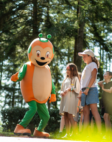 The Sunêlia mascot meeting children at Camping Le Séquoïa in the Dordogne forest.