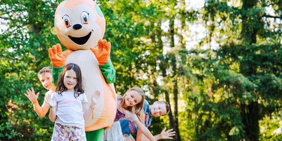 Sunny, the Sunêlia mascot, with children at Camping Le Séquoïa