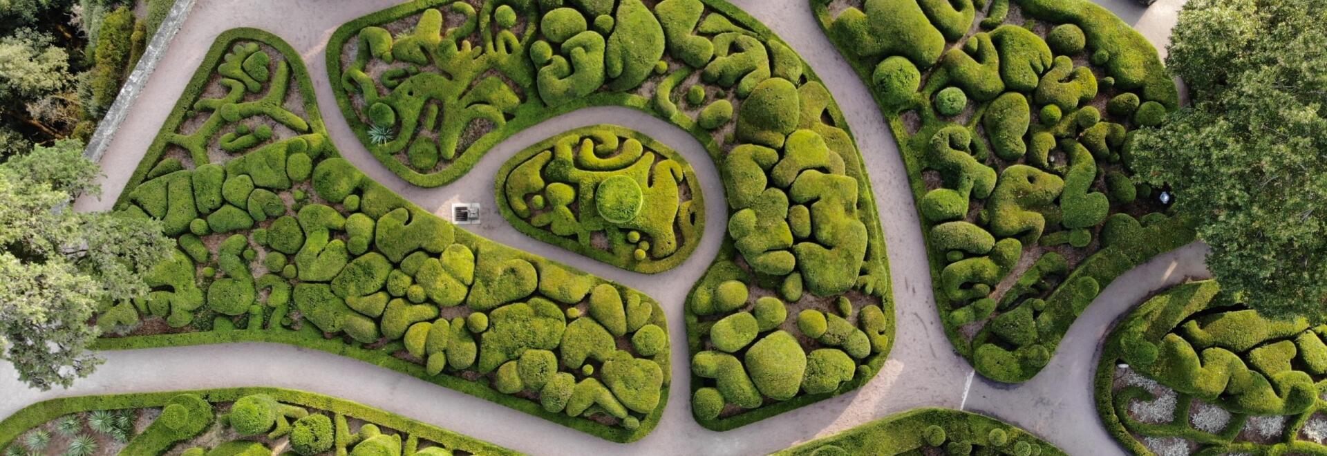 Vue aérienne des Jardins de Marqueyssac montrant les allées et les motifs végétaux.