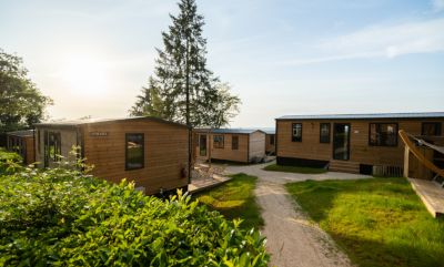 Mobil-homes modernes en bois entourés de verdure dans le Lot, vallée de la Dordogne, au Camping Le Séquoïa à Payrac.