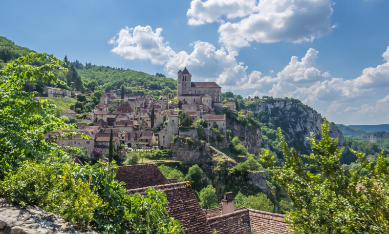 Vue panoramique de Saint-Cirq-Lapopie perché sur les falaises au-dessus du Lot, près du Camping Le Séquoïa