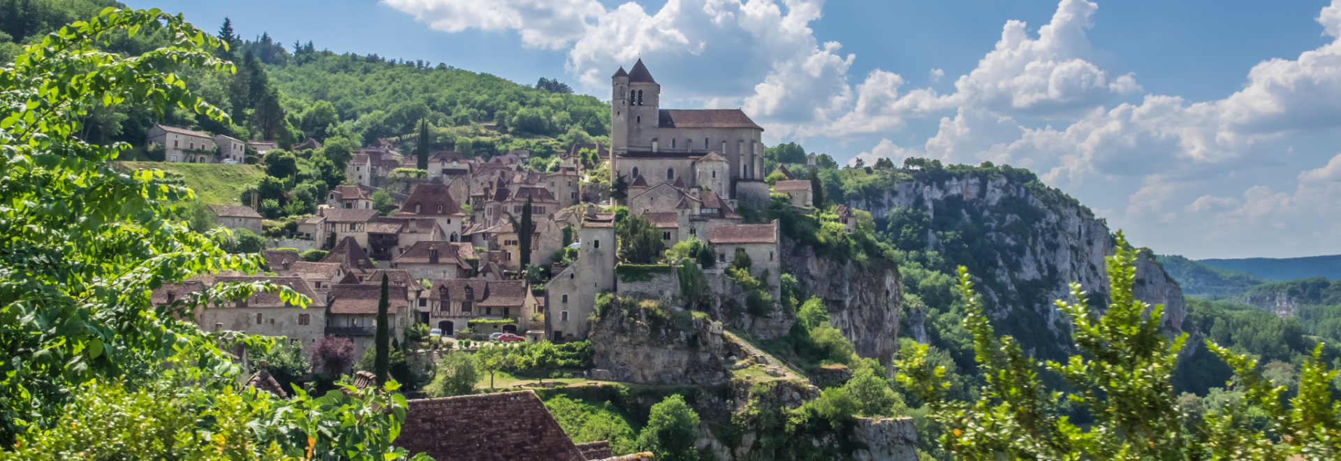 Vue panoramique de Saint-Cirq-Lapopie perché sur les falaises au-dessus du Lot, près du Camping Le Séquoïa