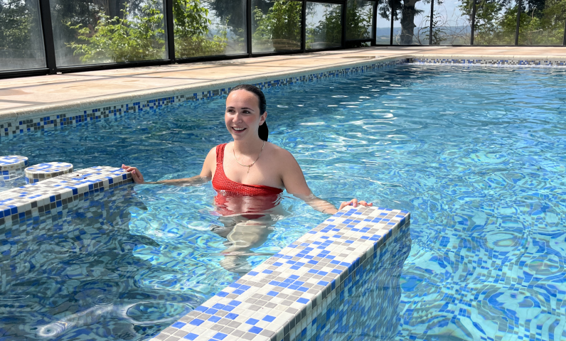 Cliente profitant de la piscine intérieure chauffée du Camping Le Séquoïa, dans la Vallée de la Dordogne.