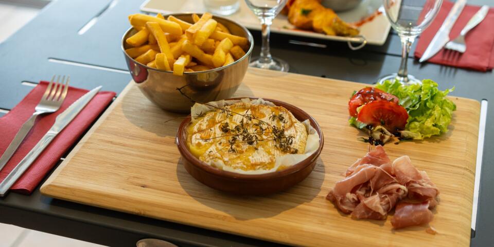 Plat de cuisine locale avec frites, salade et jambon servi au restaurant du Camping Le Séquoïa, dans la Vallée de la Dordogne.