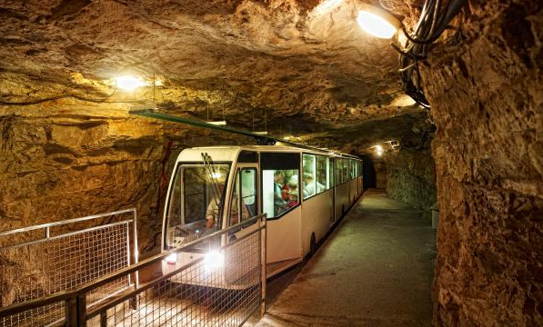 Petit train souterrain circulant dans les Grottes de Lacave, permettant une visite facile et ludique de ce site naturel spectaculaire, idéal pour une sortie en famille dans la Vallée de la Dordogne.