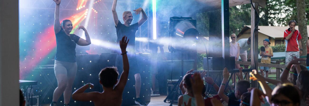 Soirée dansante au Camping Le Séquoïa avec musique, lumière et animations pour toute la famille.