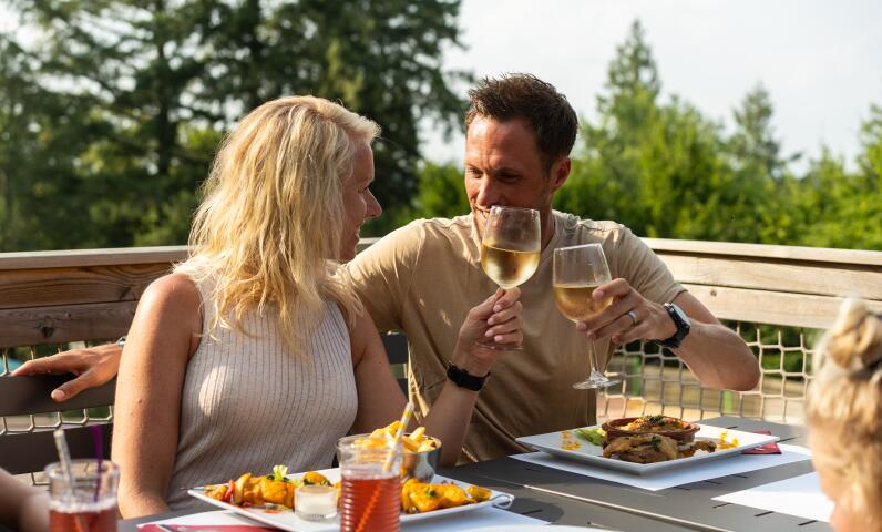 Couple profitant d'un repas en terrasse pendant un séjour au Camping Le Séquoia dans le Lot
