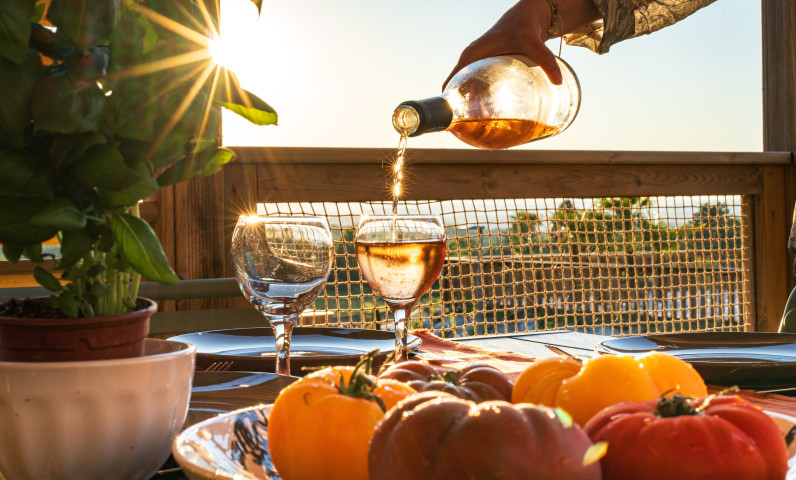Apéritif en terrasse lors d'un court séjour au Camping Le Séquoia dans le Lot