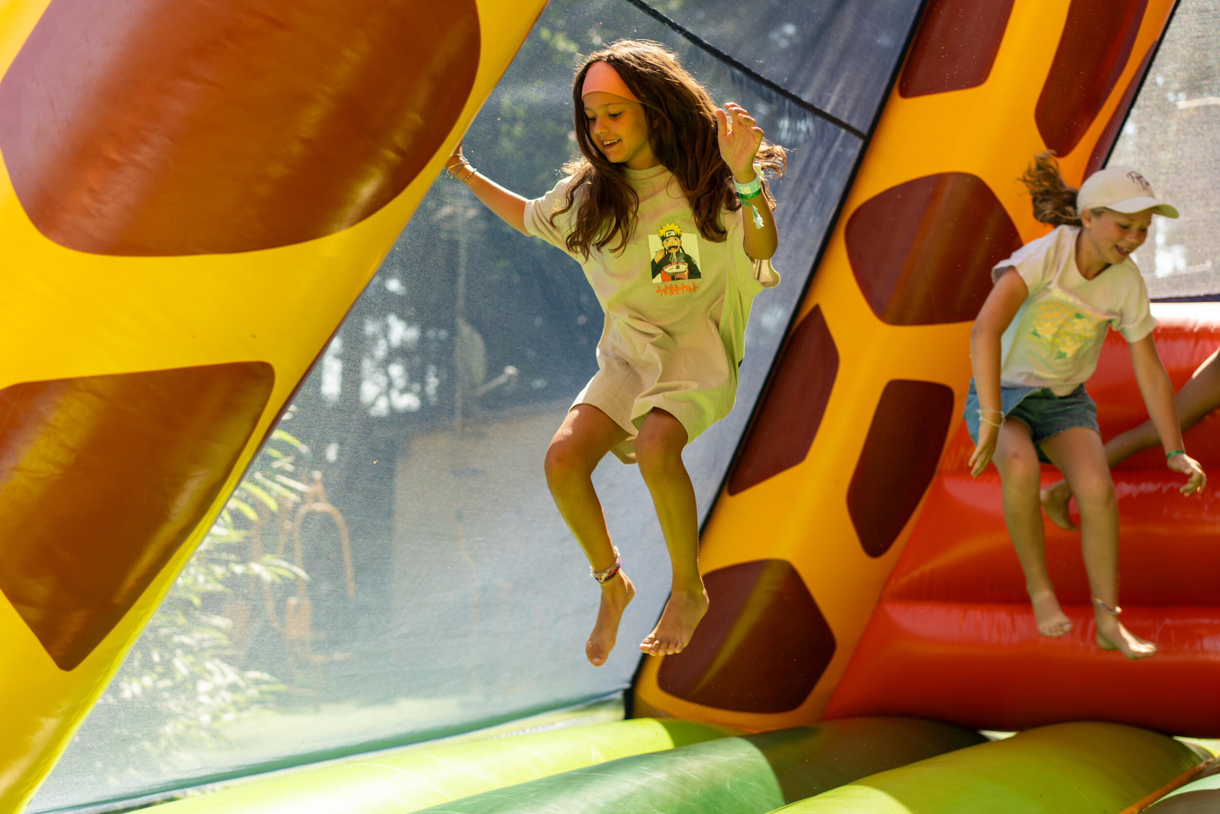 Enfant jouant dans une structure gonflable au Camping Le Séquoia dans le Lot