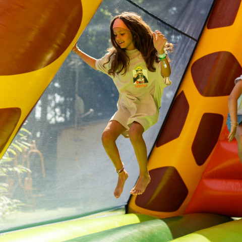 Enfant jouant dans une structure gonflable au Camping Le Séquoia dans le Lot
