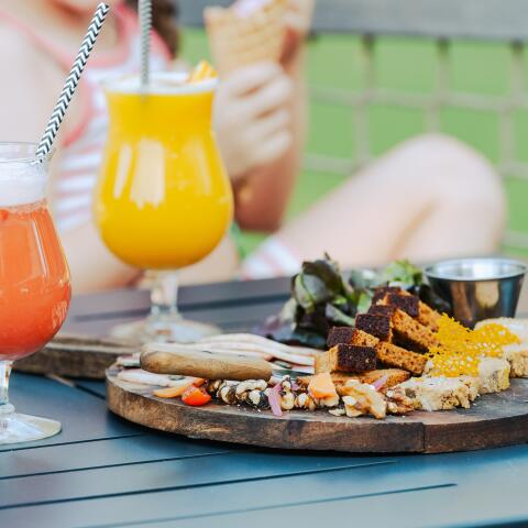Planche apéritive et cocktails au restaurant du camping Le Séquoïa