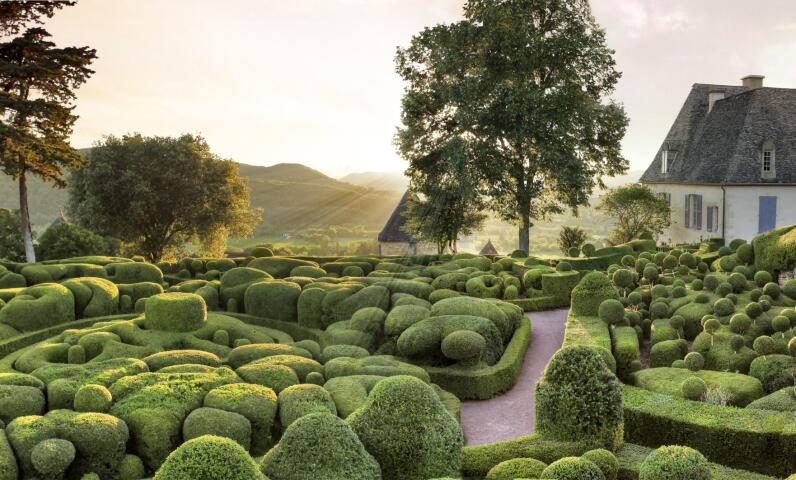 De beroemde met de hand gesnoeide buxussen die Marqueyssac zo betoverend maken.