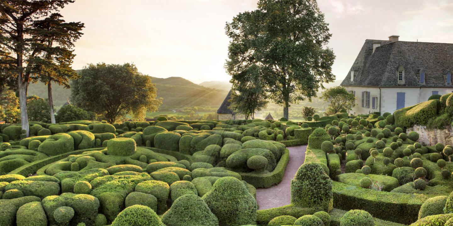 De beroemde met de hand gesnoeide buxussen die Marqueyssac zo betoverend maken.