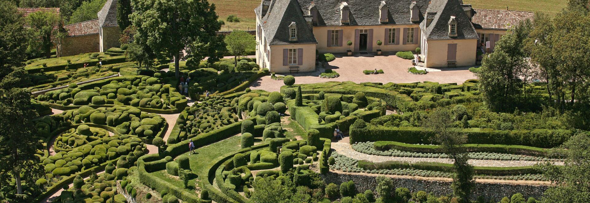 Panoramisch uitzicht op de tuinen en het kasteel van Marqueyssac, hoog boven de rivier.