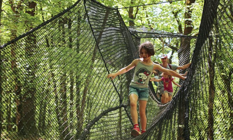 Bezoekers op het avonturenpad met hangbrug in Marqueyssac.