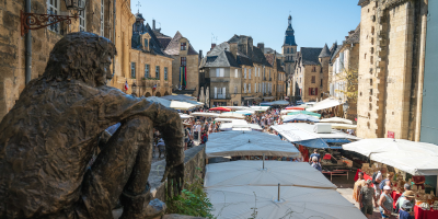 Uitzicht over de markt van Sarlat-la-Canéda met het standbeeld van La Boétie op de voorgrond, omringd door middeleeuwse gebouwen in de Dordognevallei.