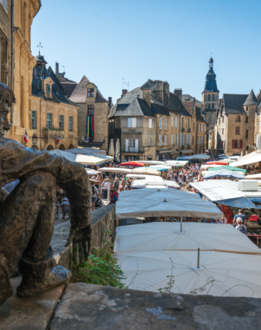 Uitzicht op de markt van Sarlat vanaf het standbeeld in de oude stad, dichtbij Camping Le Séquoïa in de Dordognevallei
