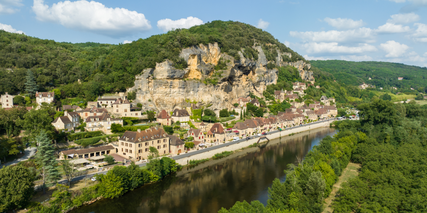 Luchtfoto van het dorp La Roque-Gageac, gelegen tussen de kliffen en de rivier de Dordogne, een van de mooiste dorpen van Frankrijk.