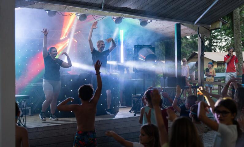 Avondfeest op Camping Le Séquoïa met muziek, licht en animatie voor alle leeftijden.