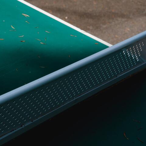 Close-up van een tafeltennistafel op Camping Le Séquoïa, klaar voor een spel.