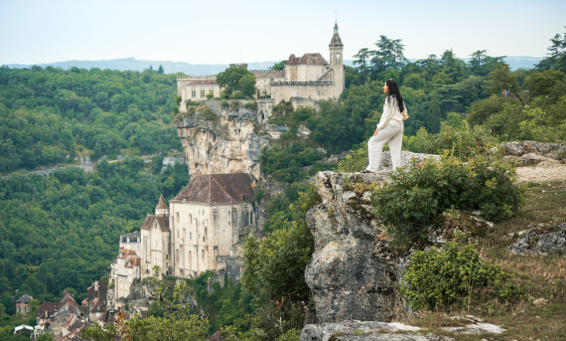 Prachtig uitzicht op Rocamadour, het beroemde dorp op de klif bij Camping Le Séquoia in Payrac, tussen Sarlat en de Dordognevallei.