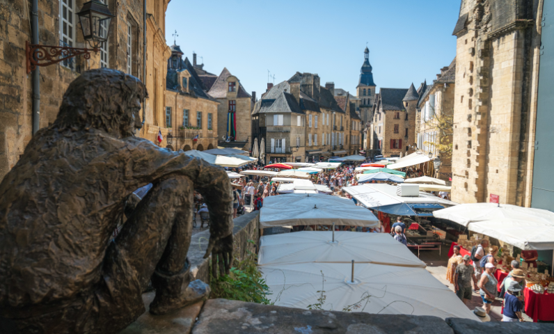 Uitzicht op de markt van Sarlat vanaf het standbeeld in de oude stad, dichtbij Camping Le Séquoïa in de Dordognevallei