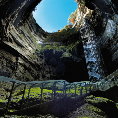 Uitzicht in de Gouffre de Padirac met de diepe schacht, imposante rotswanden en loopbruggen, een van de meest spectaculaire natuurattracties van de Dordognevallei.