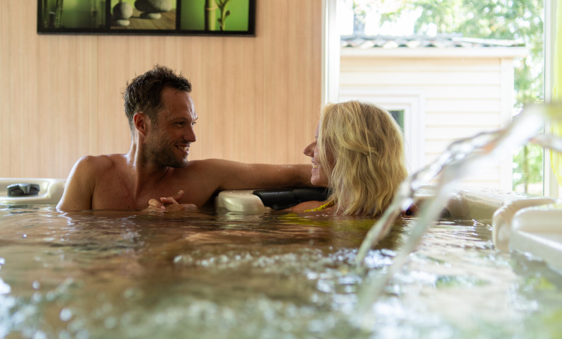 Stel geniet van de wellnessruimte op Camping Le Séquoia in de Lot