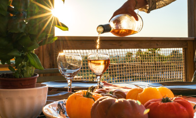Aperitief op het terras tijdens een kort verblijf op Camping Le Séquoia in de Lot