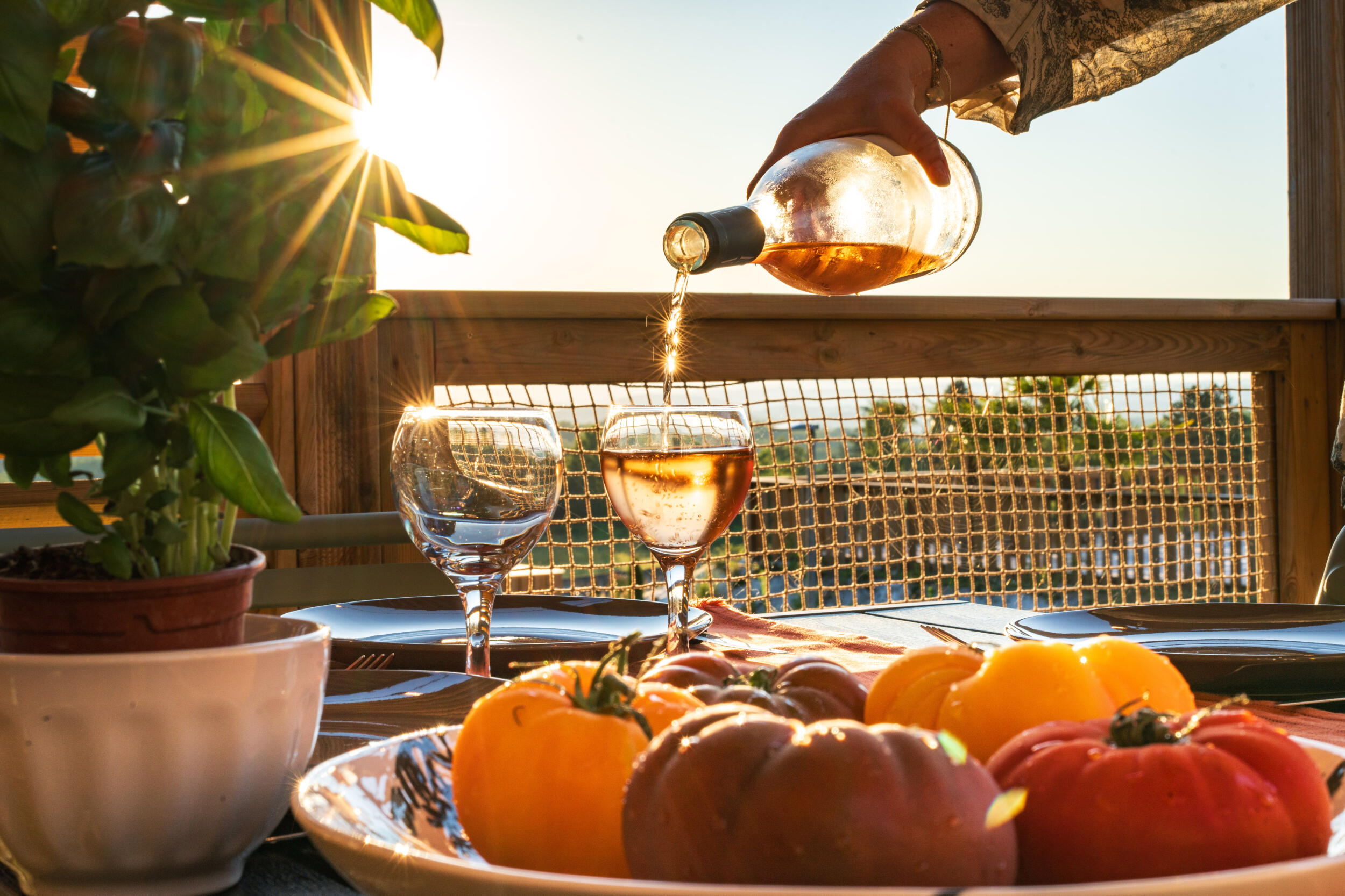 Aperitief op het terras tijdens een kort verblijf op Camping Le Séquoia in de Lot