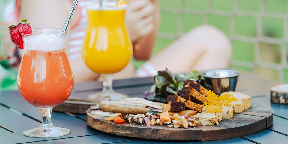 Borrelplank en cocktails in het restaurant van Camping Le Séquoïa