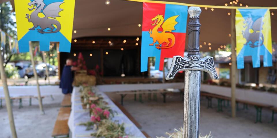 Decoratie van de middeleeuwse avond in het restaurant van Camping Le Séquoïa