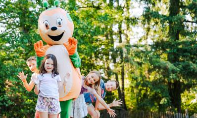 Sunny, de Sunêlia-mascotte, samen met kinderen op Camping Le Séquoïa