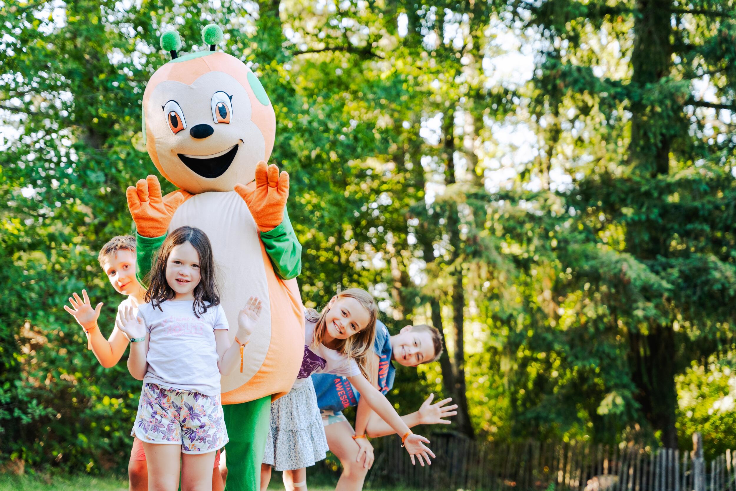 Sunny, de Sunêlia-mascotte, samen met kinderen op Camping Le Séquoïa